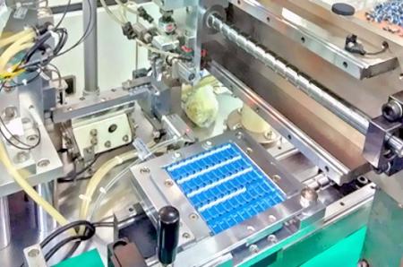 Machine d'insertion automatique de broches.