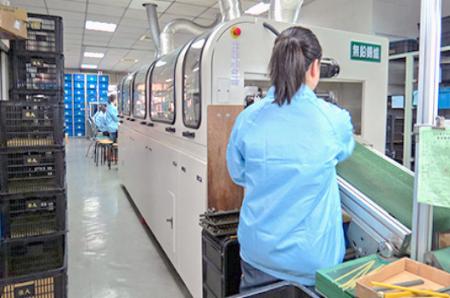 Four à étain semi-automatique (type pulvérisation).