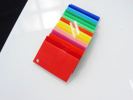 Présentoirs acryliques personnalisés - Feuille acrylique colorée pour affichage sur mesure