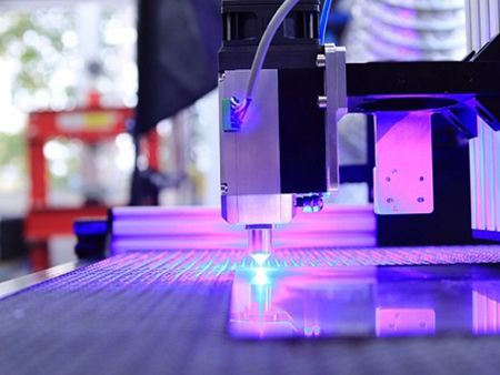Máquina a laser cria diferentes formas de acrílico para os clientes
