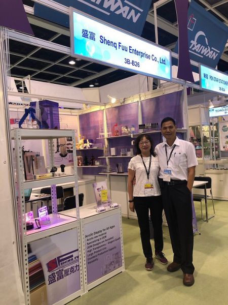 Durante o evento, apresentamos muitos de nossos produtos e trocamos cartões de visita com vários compradores internacionais.