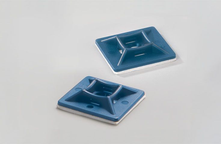 Самоклеящиеся крепления для кабельных стяжек, обнаруживаемые металлоискателем.