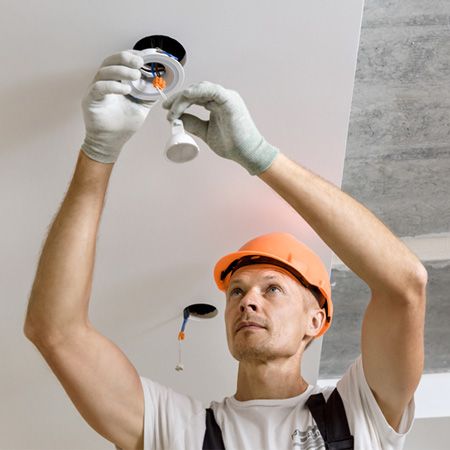 Как правильно установить осветительные приборы и заменить проводку