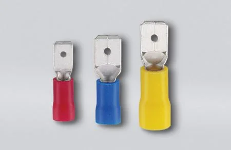 Desconectores masculinos aislados de vinilo (doble crimpado), rango de cable 22-16 AWG