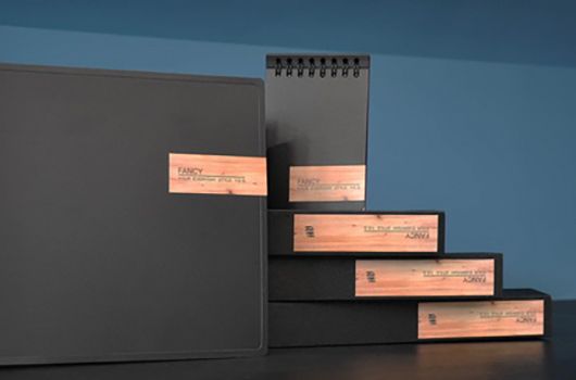 Black PP folders with wood grain stickers create an elegant office style