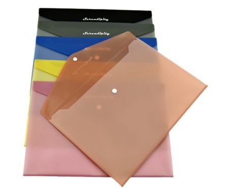 Sobre con cierre de botón.