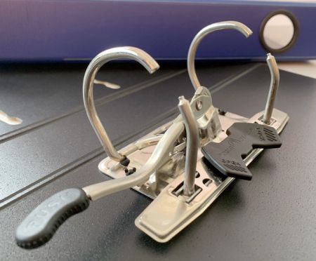 Carpeta PP de 3" con 2 anillas.