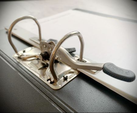 Carpeta PP de 3" con anilla cerrada.