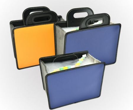 Carpeta expansible de PP con asa retráctil, base negra.