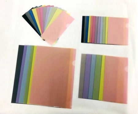 Soporte transparente en forma de L de PP, tamaño variado.