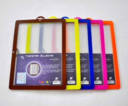 Soporte de señal montado en la pared de colores variados.