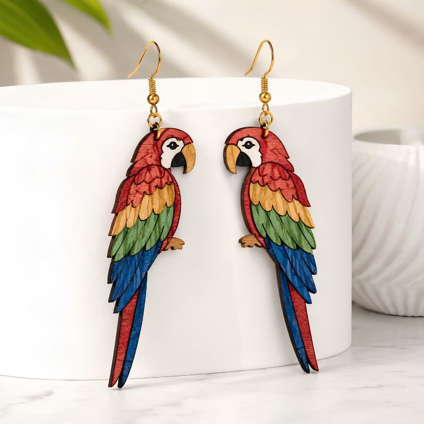 Pendientes de madera en forma de guacamayo escarlata vibrante con ganchos de oro hipoalergénicos para inventario de joyería de boutique.