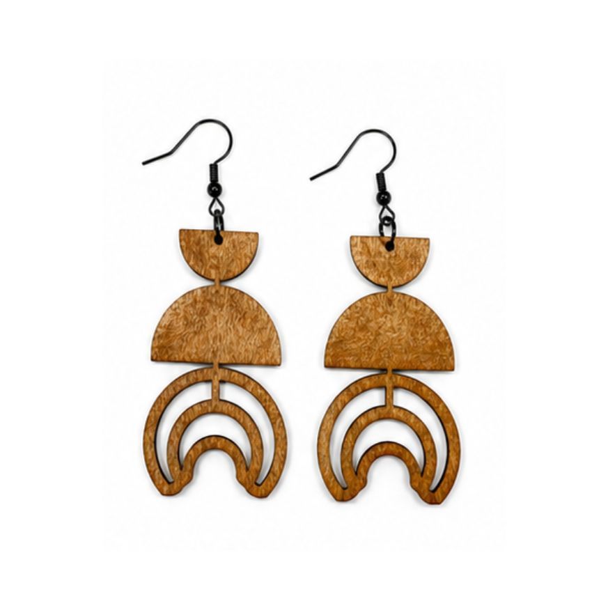 Pendientes geométricos abstractos de madera con patrones tribales coloridos, perfectos para la venta al por mayor en boutiques de moda bohemia.