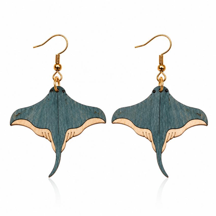 Pendientes de madera personalizados en forma de manta raya con tinte azul y ganchos dorados, perfectos para tiendas de regalos de acuarios costeros.