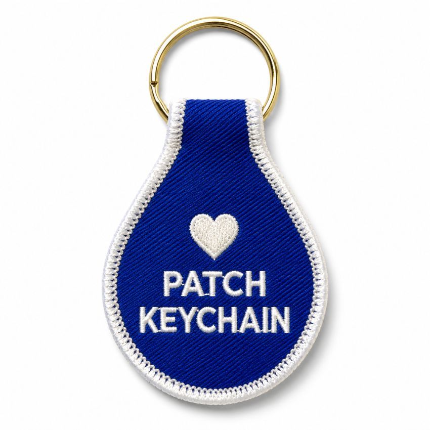 Llavero de parche bordado en forma de lágrima azul con borde blanco y llavero dorado dividido para personalización.