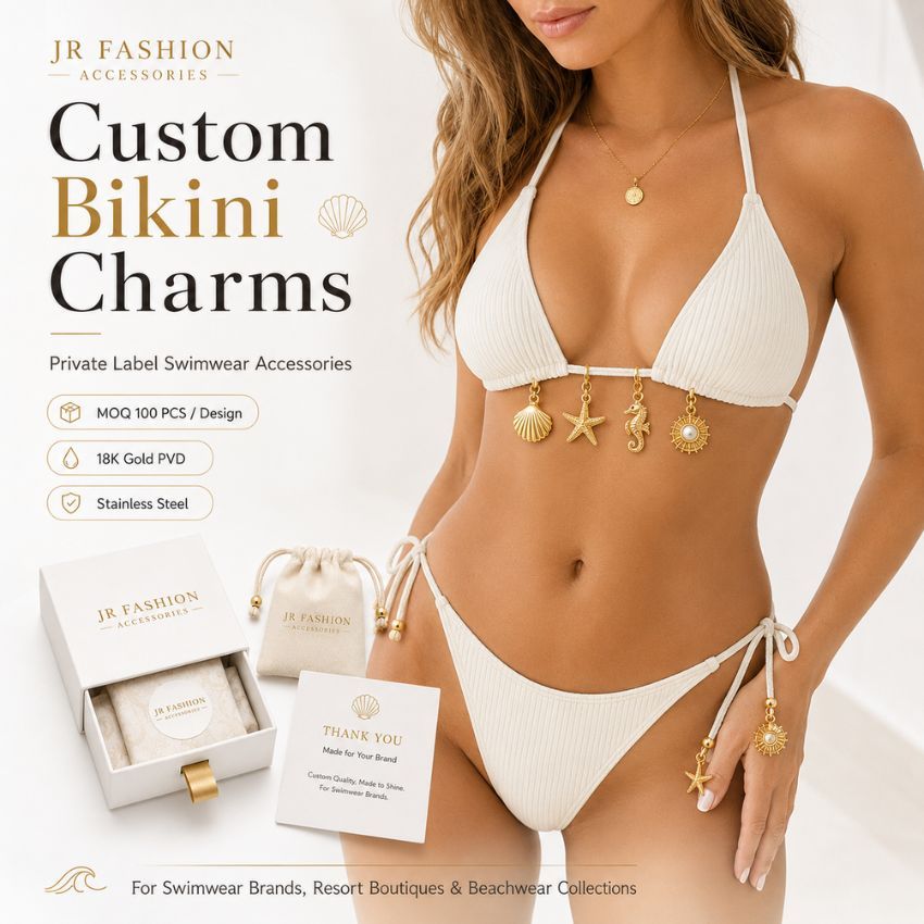 Maßgeschneiderte marine Bikini-Anhänger an einem Modell, mit 18K Gold PVD Edelstahl Private Label Badeanzug-Zubehör.