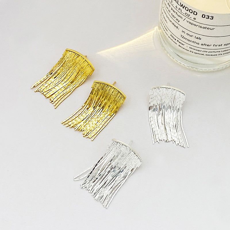 Een productfoto van S925 sterling zilveren waterval korte franjes drop oorbellen, weergegeven in zowel zilveren als gouden afwerkingen.