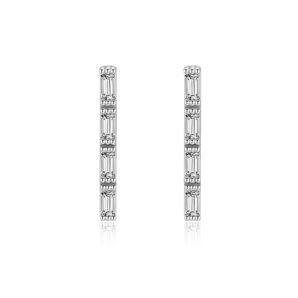 Boucles d'oreilles CZ Bar scintillantes avec un design en cristal taillé en baguette sur une base en laiton plaqué rhodium.