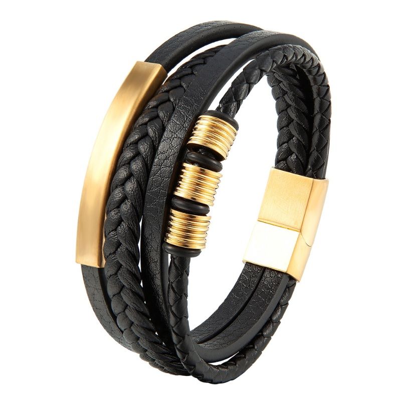 Ett stiligt svart läderarmband för män med eleganta guldpläterade rostfria ståldetaljer, erbjudet av JR Fashion Accessories.