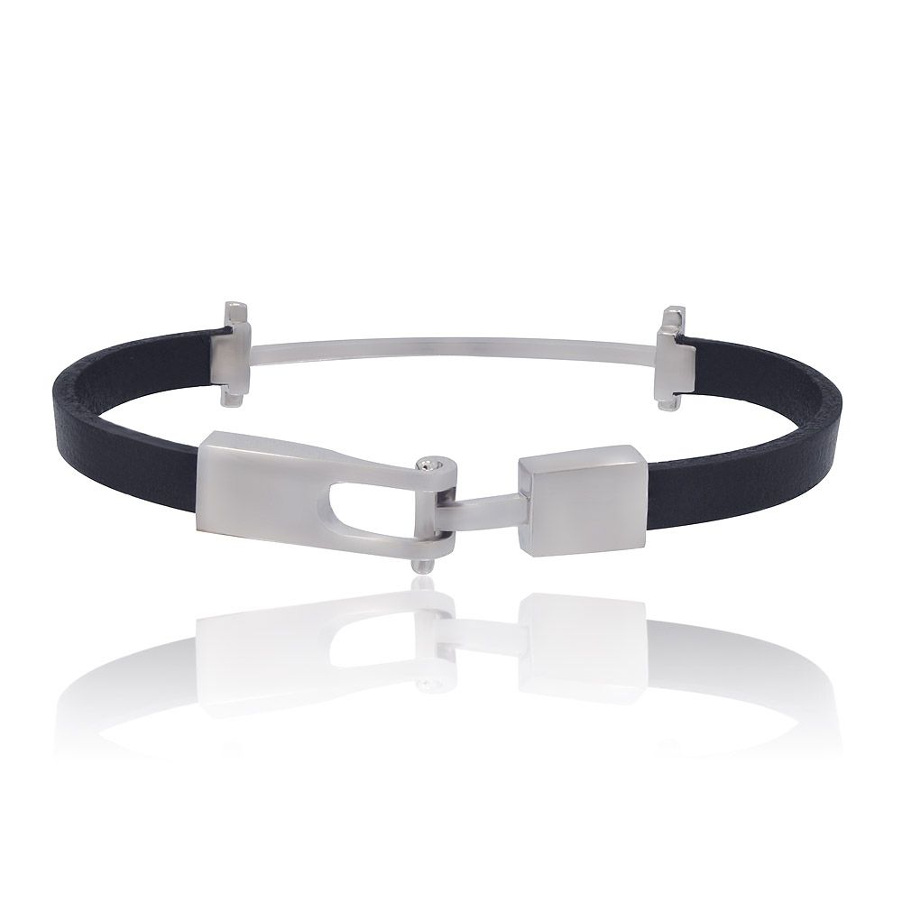 Il bracciale Half N Half T Bar, che mostra il suo design duale in pelle nera e argento sterling 925 placcato rodio con una chiusura a T in zirconia cubica scintillante.