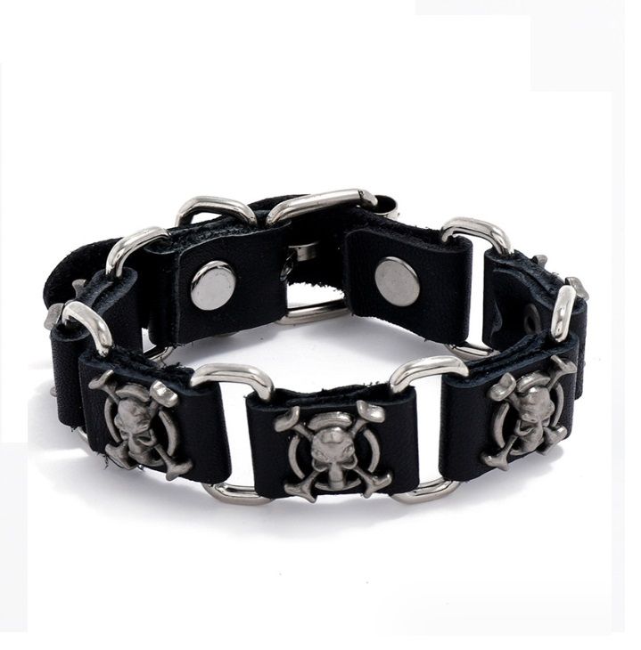 Una vista en primer plano de la pulsera de cuero PU con calavera para hombres, mostrando el detallado acento de calavera de acero inoxidable en la banda de cuero trenzado negro.