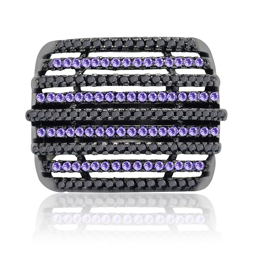 Framifrån av Multi-Row Wide Band Ring, som visar dess intrikata design med rader av lila och svarta kubiska zirkonia-stenar på ett mörkt hematitbelagt band.