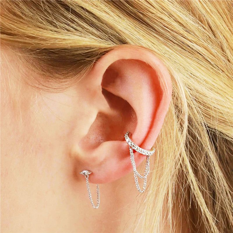 Un modello con capelli biondi che indossa gli eleganti orecchini a clip con nappina a catena a doppio strato in argento sterling 925, mostrando il loro design stiloso e il movimento fluido.