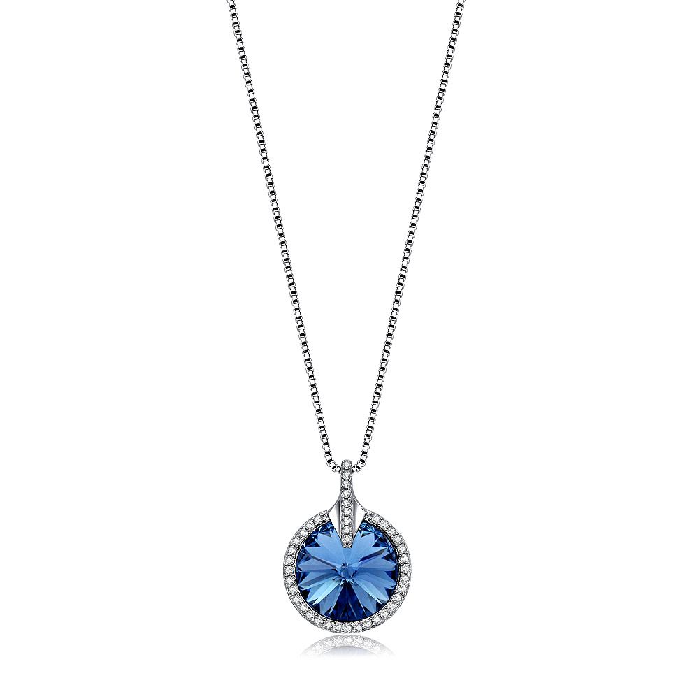 Een close-up van de Crystal Round Glance Blue Necklace, met de schitterende blauwe Swarovski kristallen hanger omringd door kleinere heldere stenen, op een 925 sterling zilveren ketting.