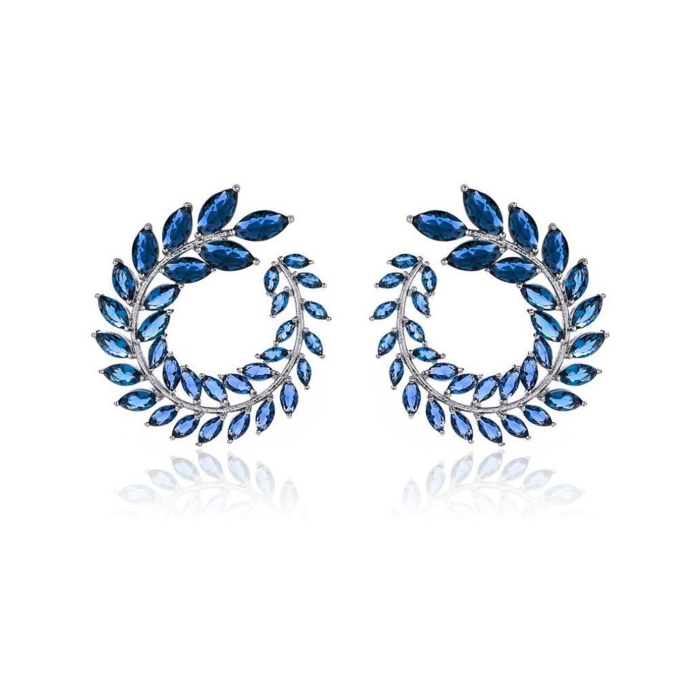 Une paire de boucles d'oreilles Blue Marquise Cluster (JRE-010) avec un design en forme de couronne, présentant des pierres en zircon cubique bleu brillant sur une base en laiton plaqué rhodium.