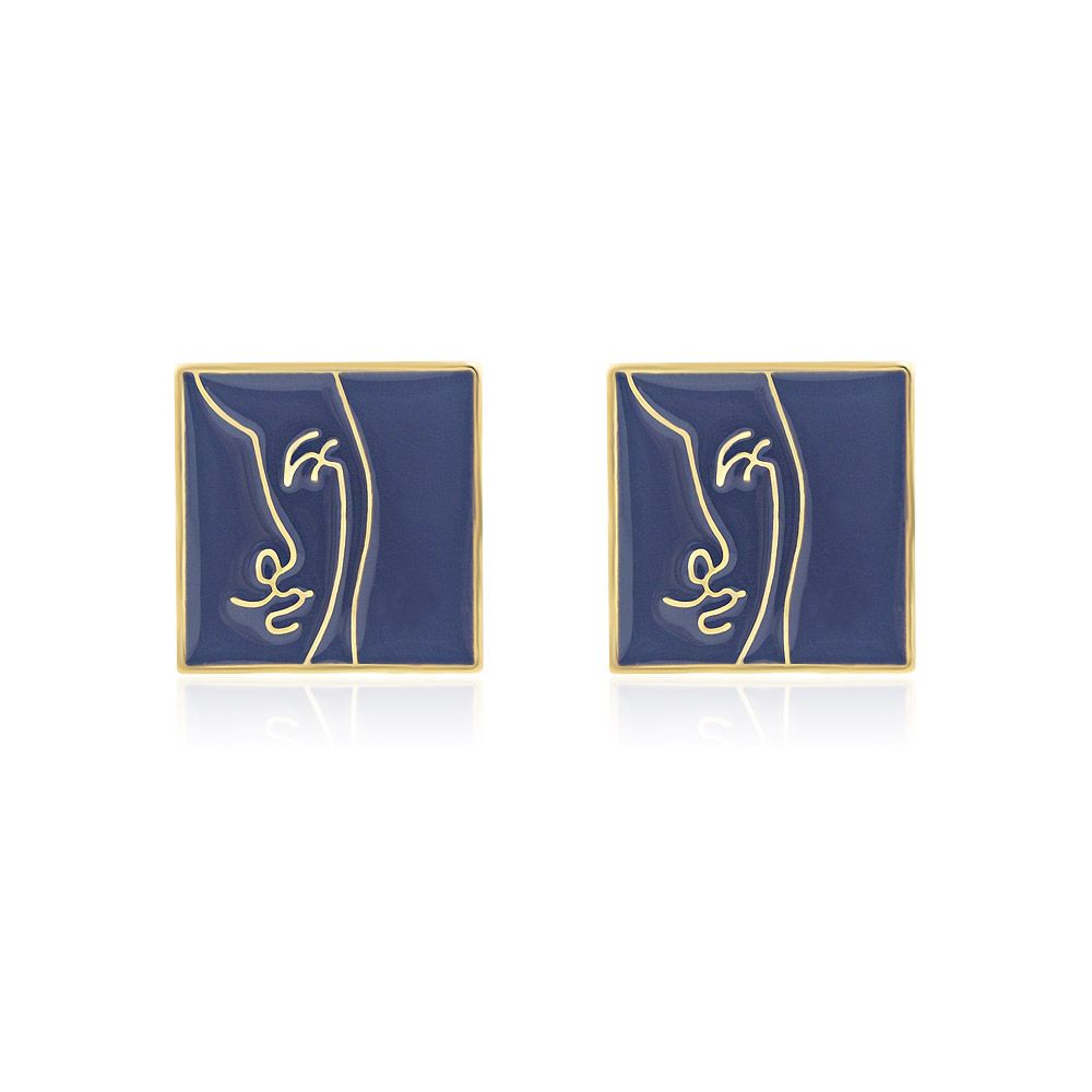 Un par de pendientes cuadrados de cara morada de esmalte, con un stud cuadrado chapado en oro y un diseño abstracto de cara morada de esmalte, mostrado sobre un fondo neutro.