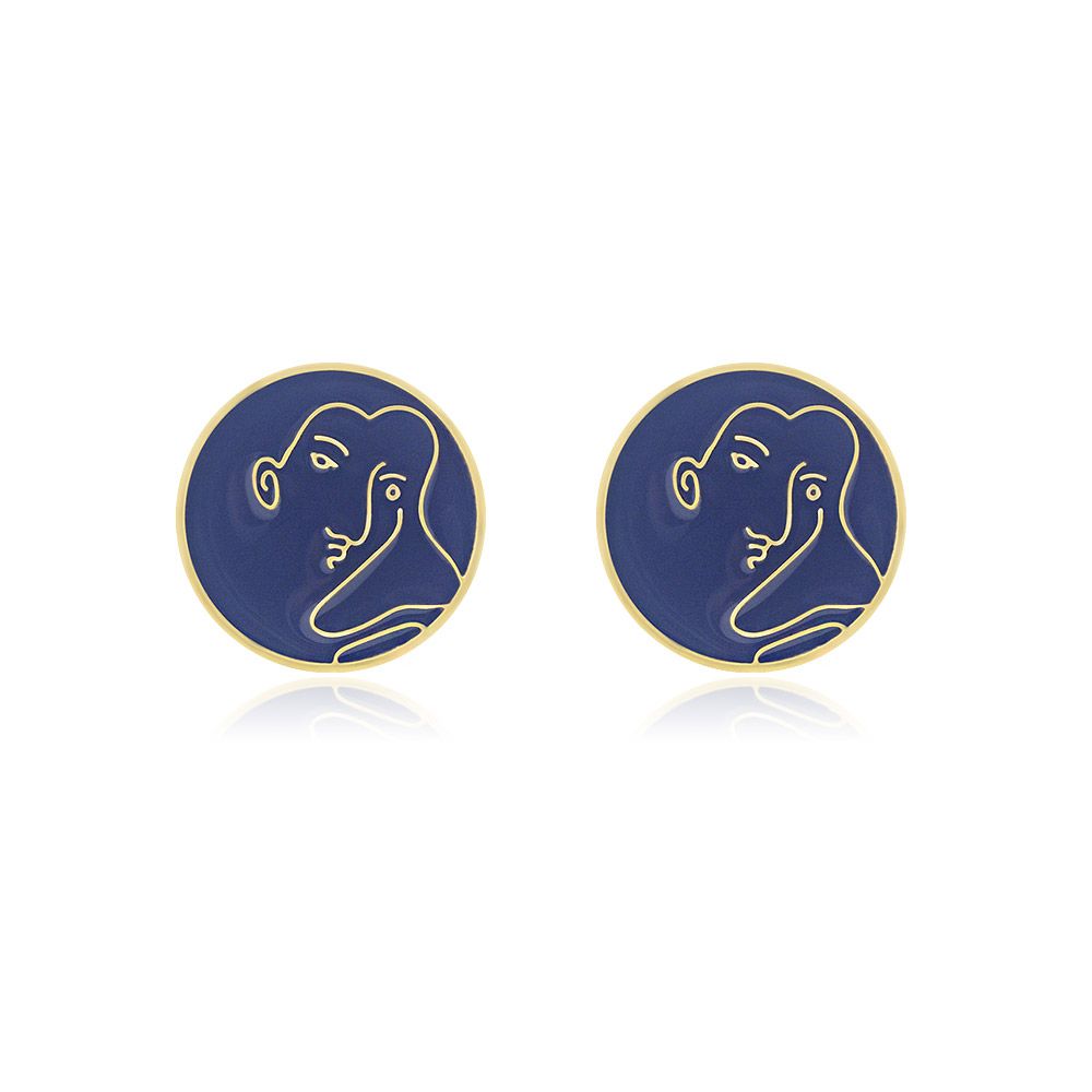 Een paar ronde, vergulde studoorbellen met een unieke paarse emaille voorkant met een artistieke lijntekening van een vrouwenprofiel. Het ontwerp is modern en elegant.