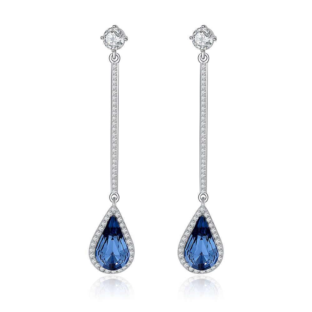 Un paio di orecchini a goccia in cristallo blu vintage Bar, con cristalli Swarovski blu a forma di goccia circondati da pietre trasparenti più piccole in una montatura in argento sterling 925 placcato rodio.