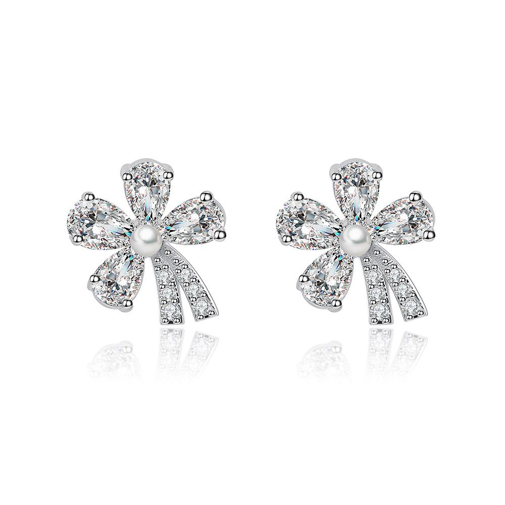 Un par de elegantes pendientes de flor de CZ con una perla central, fabricados en latón chapado en rodio. Modelo BEQ02-R-ZP-00110.