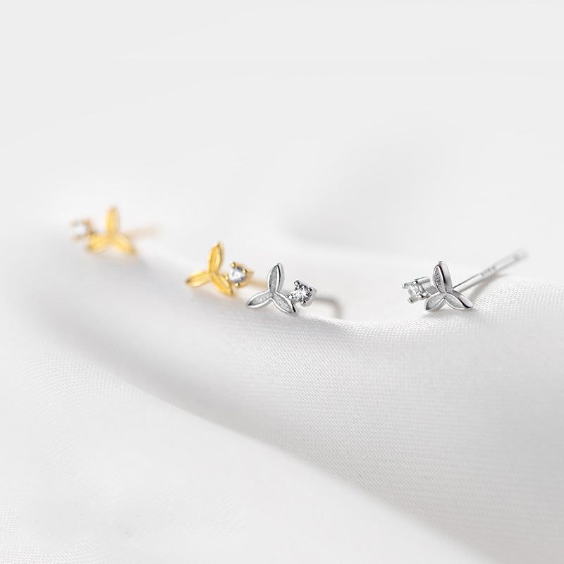 Een set van 925 sterling zilveren kleine zircon bloemenstud oorbellen in zilver en goud afwerkingen, weergegeven op een neutrale achtergrond.