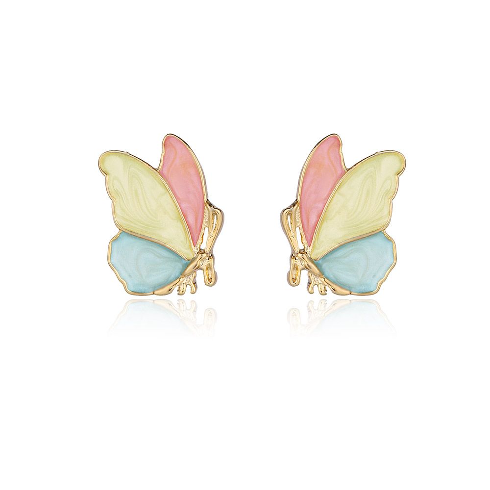 Een paar emaille kleurrijke vlinder oorbel studs met roze, gele en blauwe vleugels, gouden omlijningen en chirurgische sluitingen.