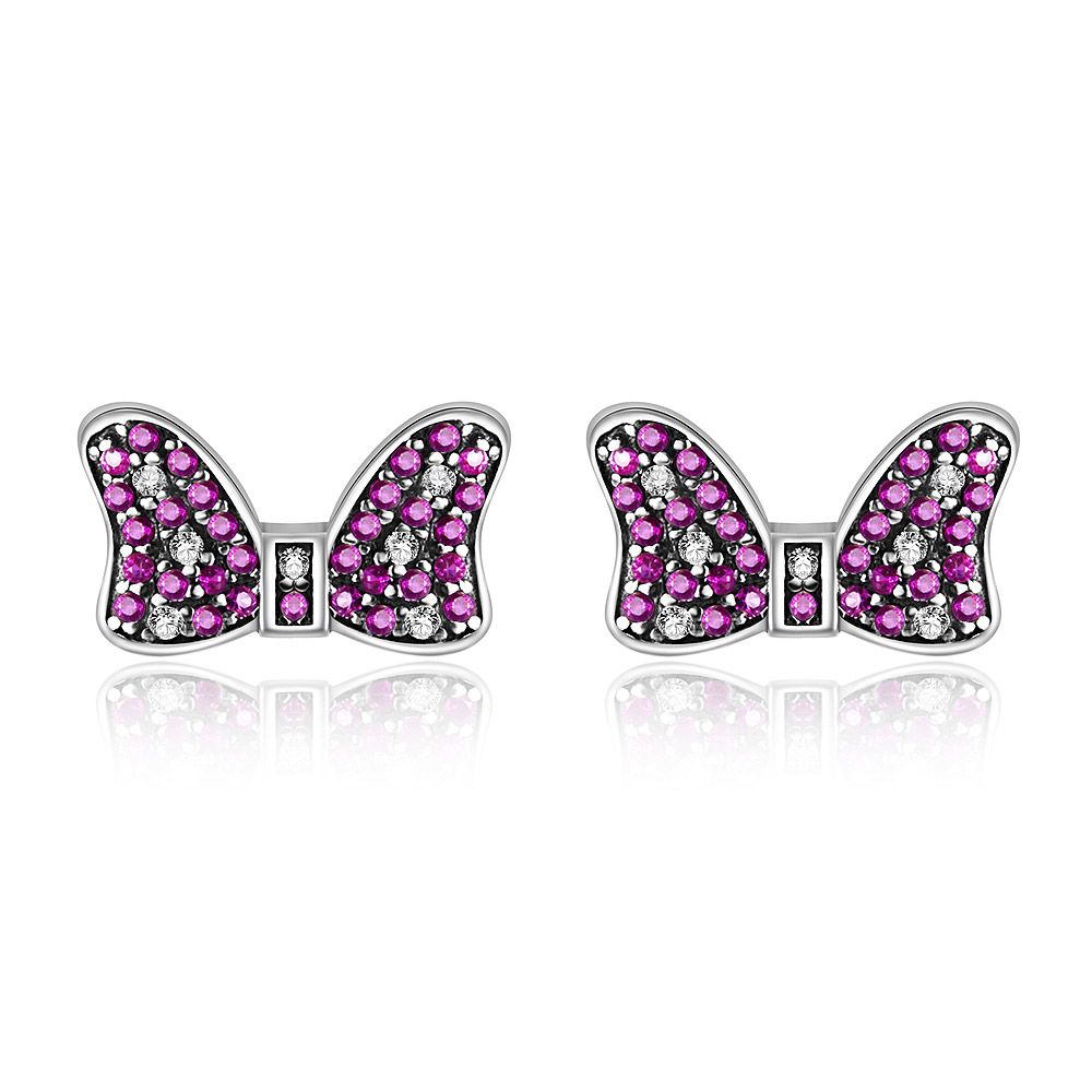 Um par de brincos de stud laço rosa em prata com zircônia cúbica, em forma de borboletas com pedras preciosas vibrantes rosa, roxa e transparentes em uma base de prata esterlina.