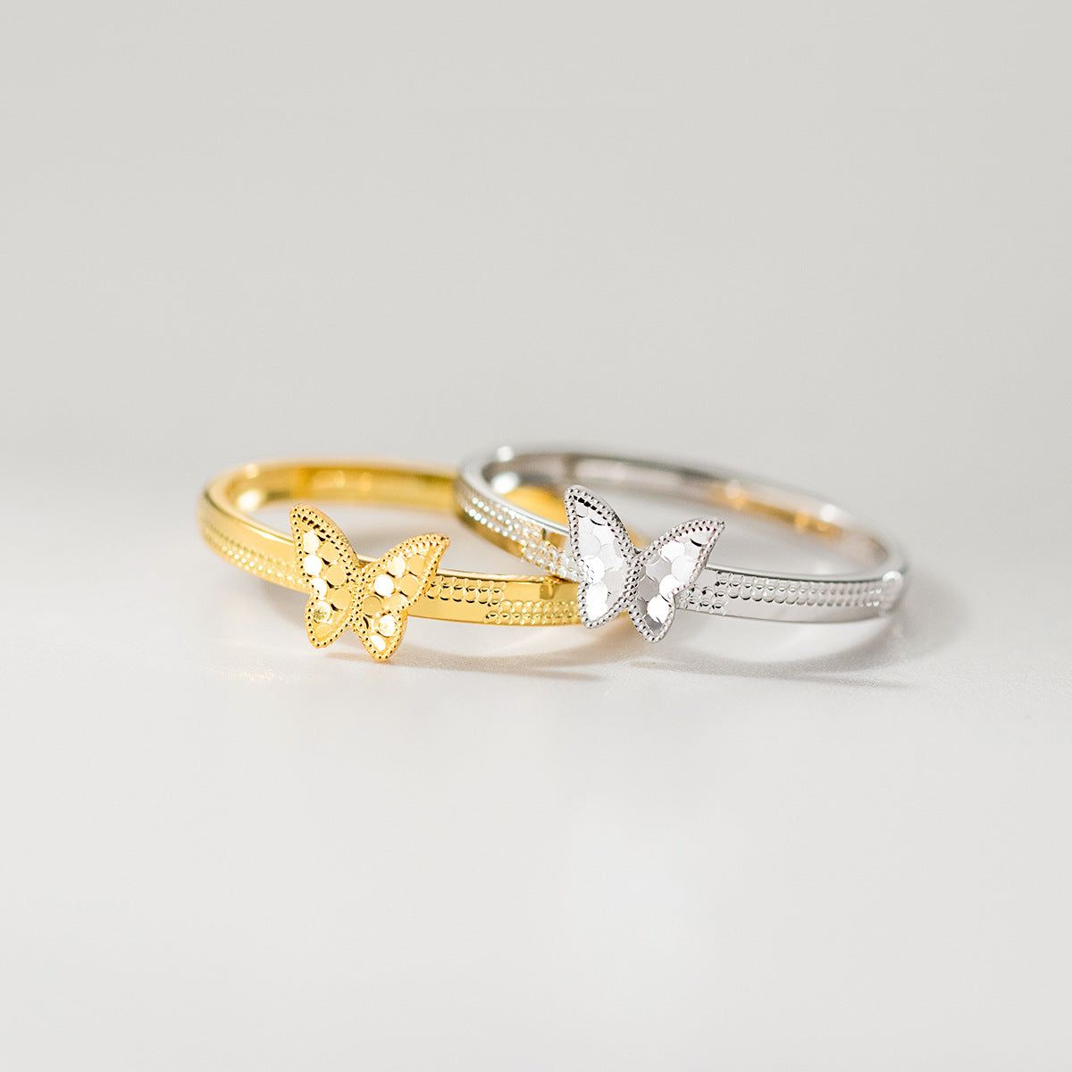 Een groothandelsset van minimalistische 925 sterling zilveren vlinder ringen, getoond in zowel elegante gouden als klassieke zilveren afwerkingen, perfect voor dagelijkse mode sieraden.