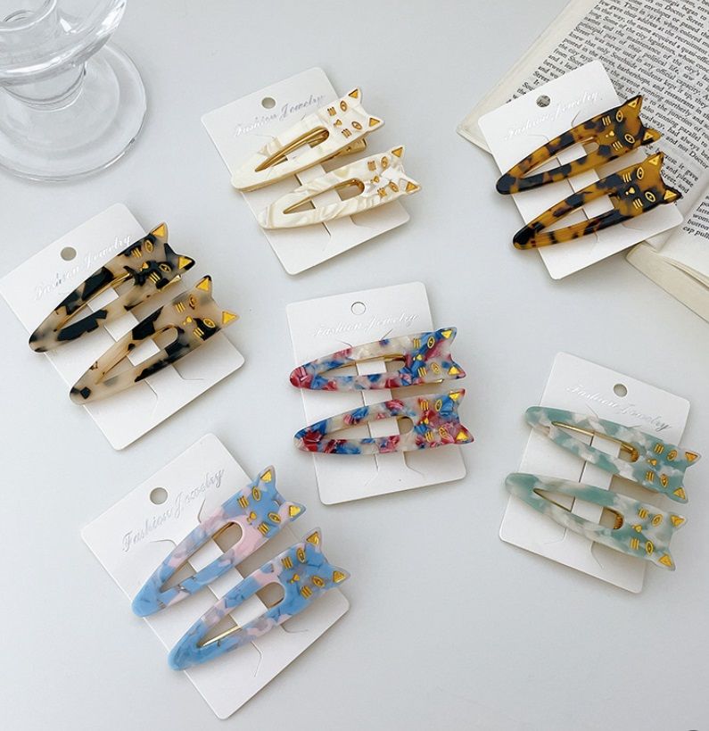 Uma coleção de clipes de cabelo em forma de gato minimalistas e coloridos, disponíveis para atacado da JR Fashion Accessories.