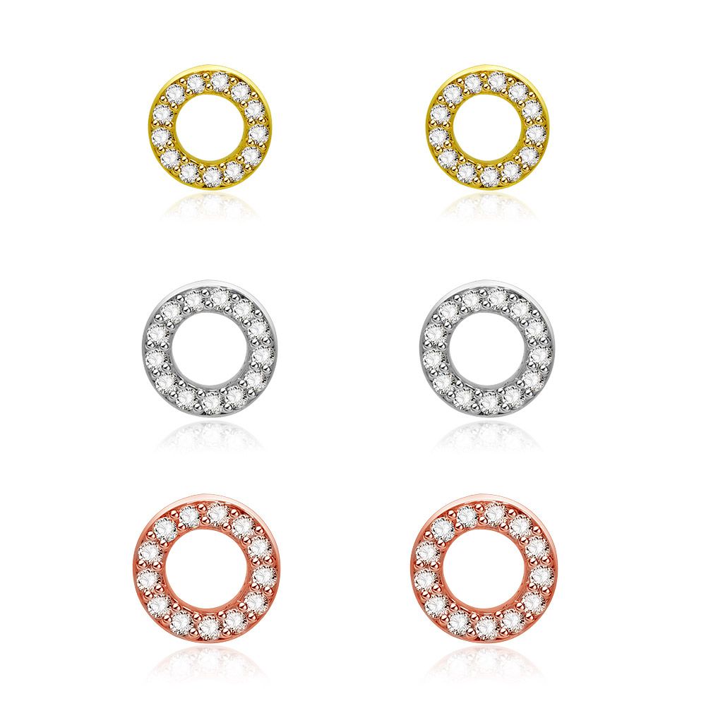 Un ensemble de 3 paires de boucles d'oreilles en zirconia avec clou en cercle, plaquées en rhodium, or et or rose, présentées sur un fond blanc.