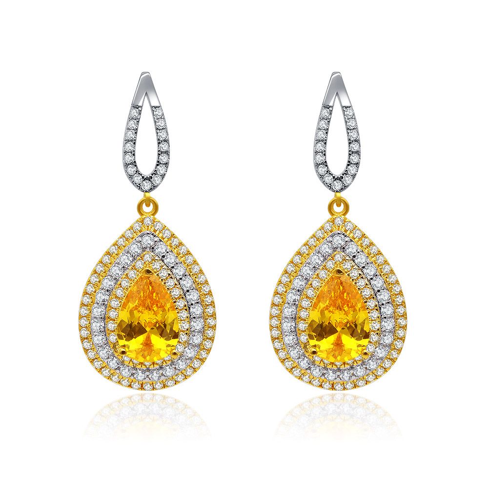 Un paio di orecchini a goccia in topazio giallo brillante e seducente, caratterizzati da una gemma gialla a forma di goccia circondata da pietre chiare più piccole, realizzati con placcatura in rodio e oro bicolore.