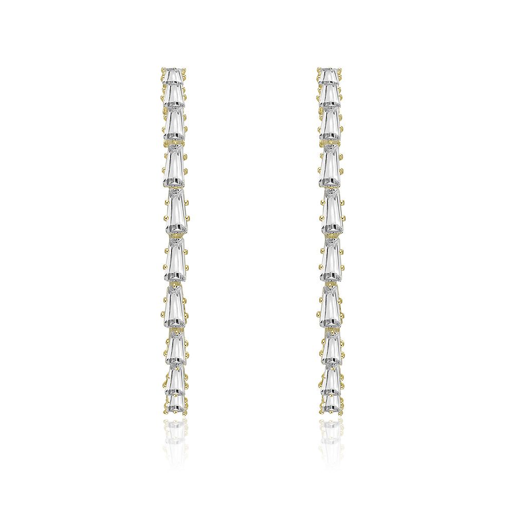 Gros plan sur les boucles d'oreilles en créole plaquées or de 45MM, mettant en valeur les pierres en zircon cubique transparentes taillées en rectangle, serties dans la créole en laiton plaqué or.