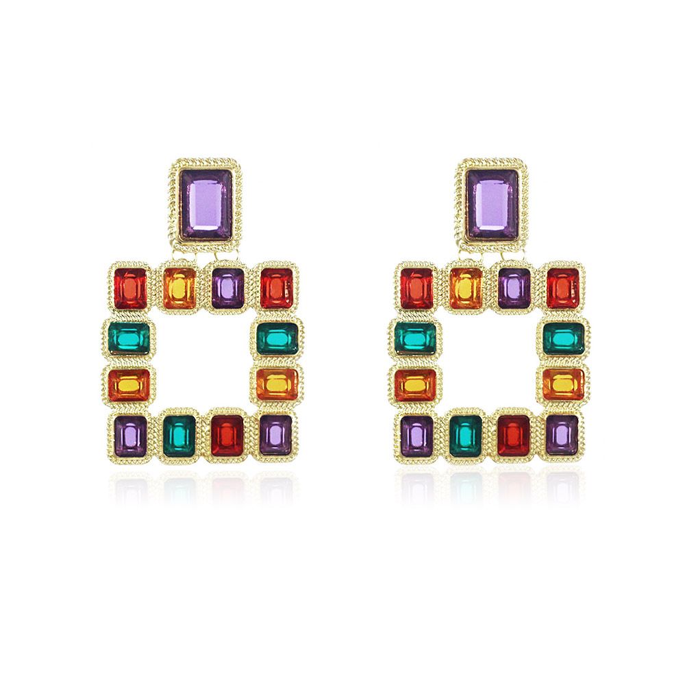 Pendientes grandes multicolores de novia (JRE-011), un par de pendientes chapados en oro con piedras preciosas coloridas en un diseño cuadrado geométrico.