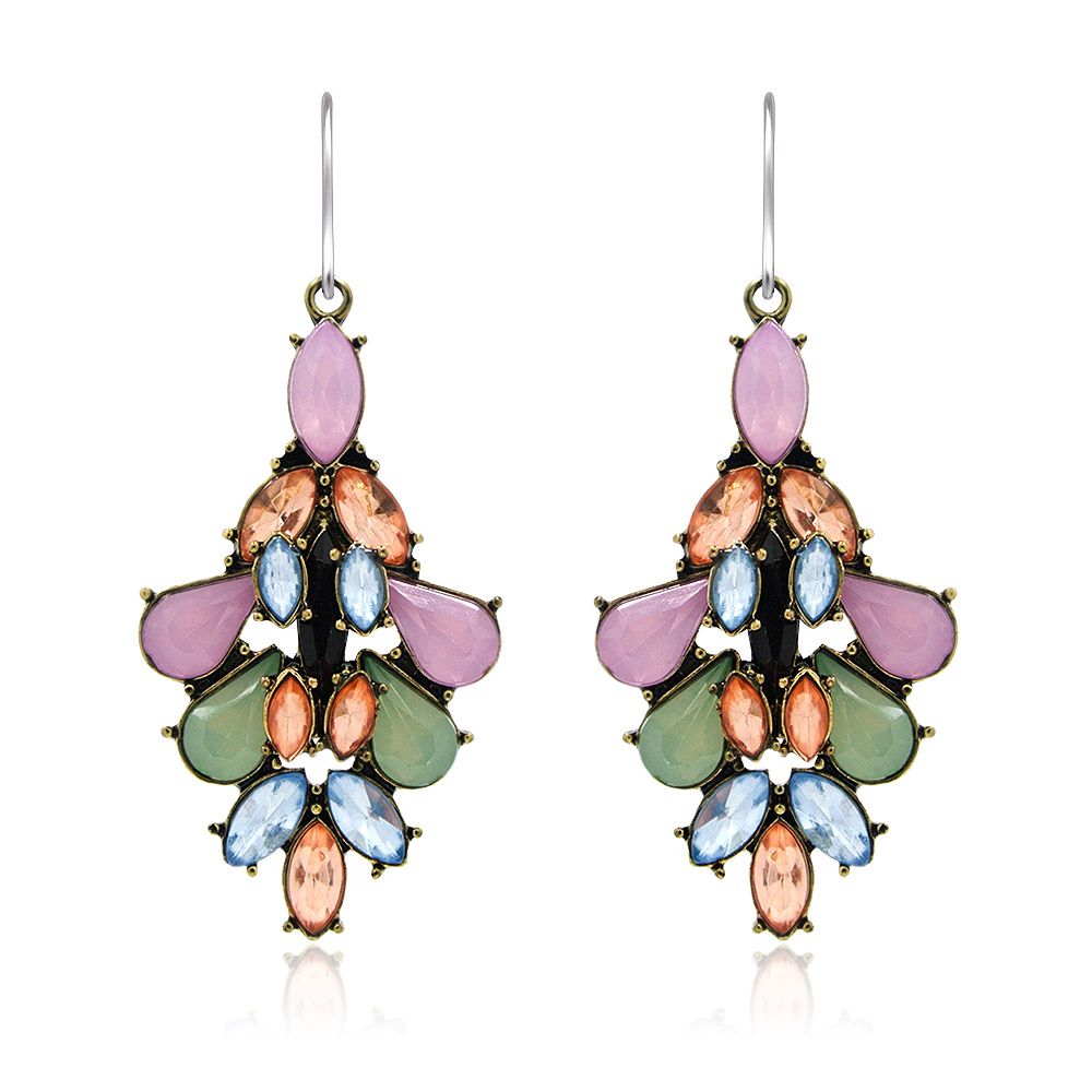 Un paio di orecchini in resina multicolore estivi con un motivo simmetrico a forma di fiore di pietre preziose colorate incastonate in metallo dorato, mostrati su uno sfondo bianco.