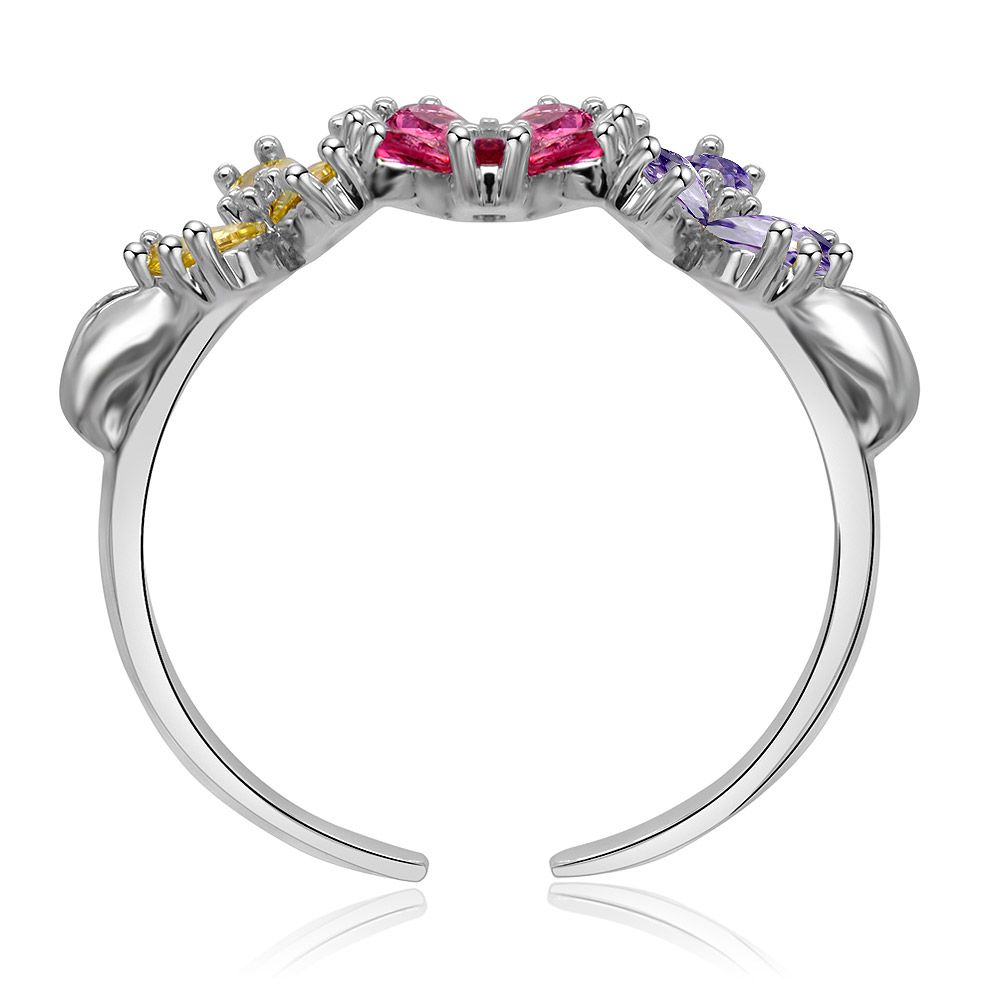 Eine Nahaufnahme des Blumenrings mit dreifarbigen CZ-Steinen, die das komplizierte Blumendesign mit leuchtend rosa, gelben und violetten Zirkonia-Steinen zeigt, die in ein rhodiniertes Messingband eingefasst sind.