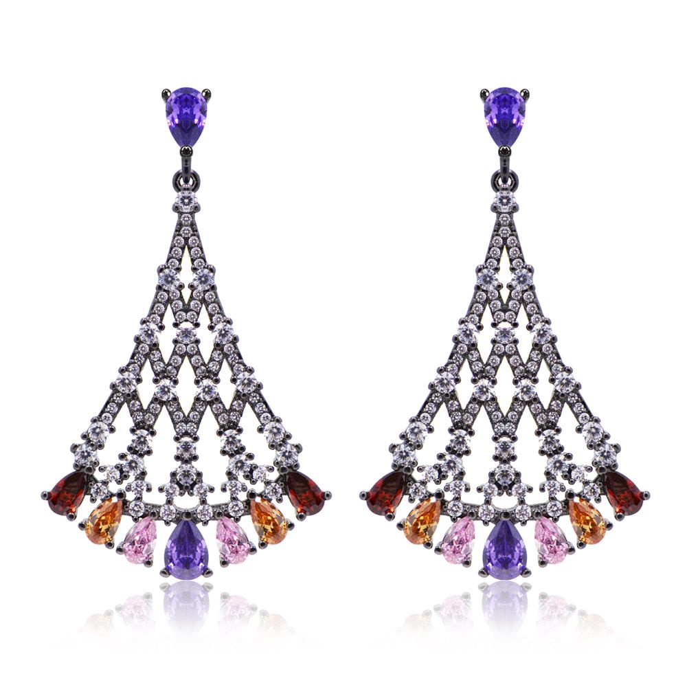 Une paire de boucles d'oreilles Multicolor Fan Drops avec des pierres précieuses multicolores en forme de goutte sur un fond blanc.