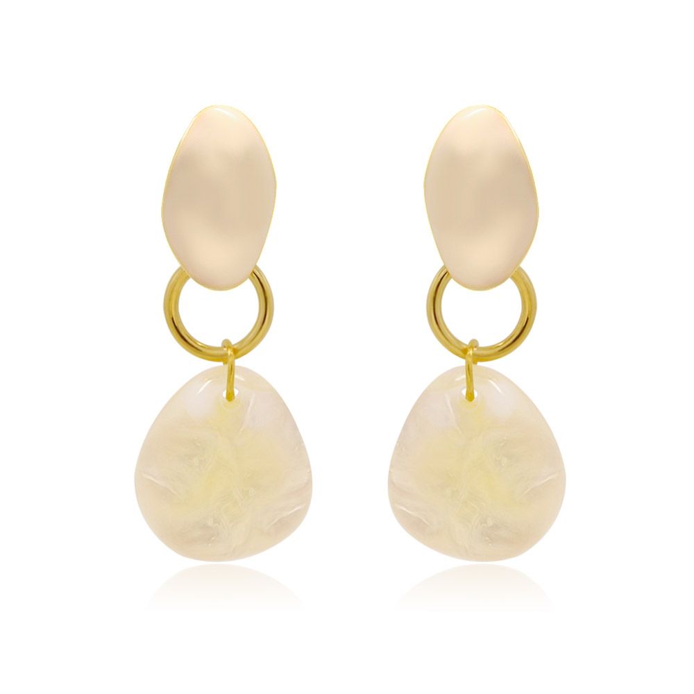 Boucles d'oreilles Bella Dangle avec un dessus ovale de couleur crème et un bas en forme de goutte d'eau avec des accents dorés élégants, sur un fond blanc.