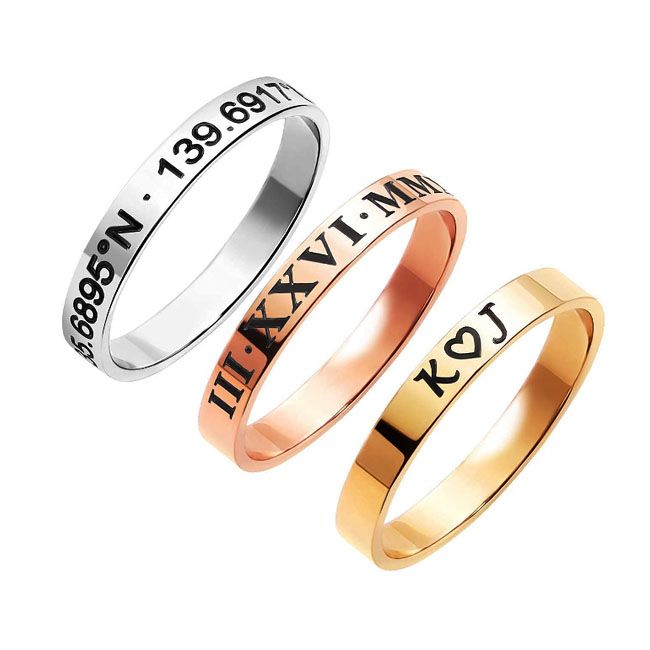 Uma coleção de três anéis gravados personalizados da JR Fashion Accessories, mostrando opções de personalização com texto.