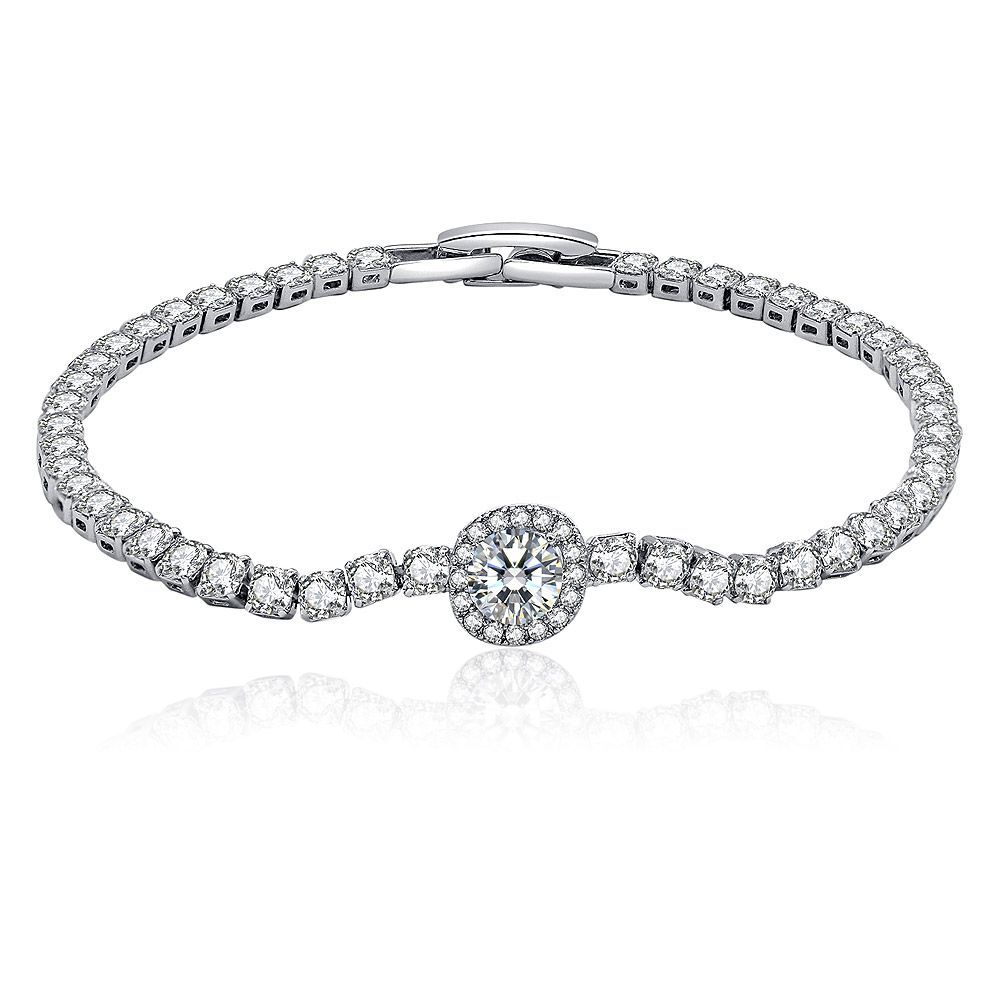 صورة مقربة لسوار التنس الفضي 2MM CZ المستدير، تعرض الحجر الكبير المركزي من الزركونيا المكعبة المحاط بحجارة أصغر في إعداد بلون فضي.