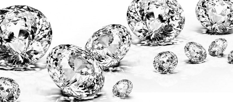 Eine Sammlung von funkelnden Zirkonia-Edelsteinen, die eines der vielen hochwertigen Materialien veranschaulicht, die in der Herstellung von Modeschmuck verwendet werden.