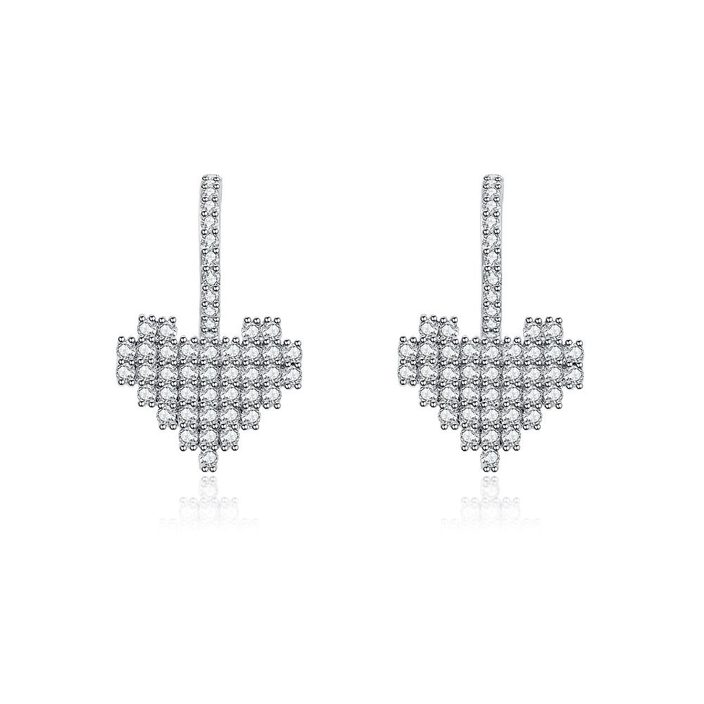 Een paar rhodium-plated kruisstuds, volledig bezet met sprankelende witte cubic zirconia stenen, op een witte achtergrond.